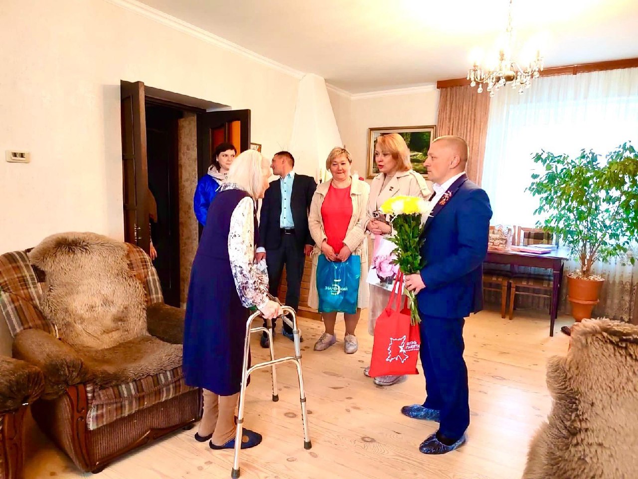 Ирина Гаврилина вместе с Романом Жуковым поздравили с предстоящим Днем Победы Лидию Николаевну Аболмасову