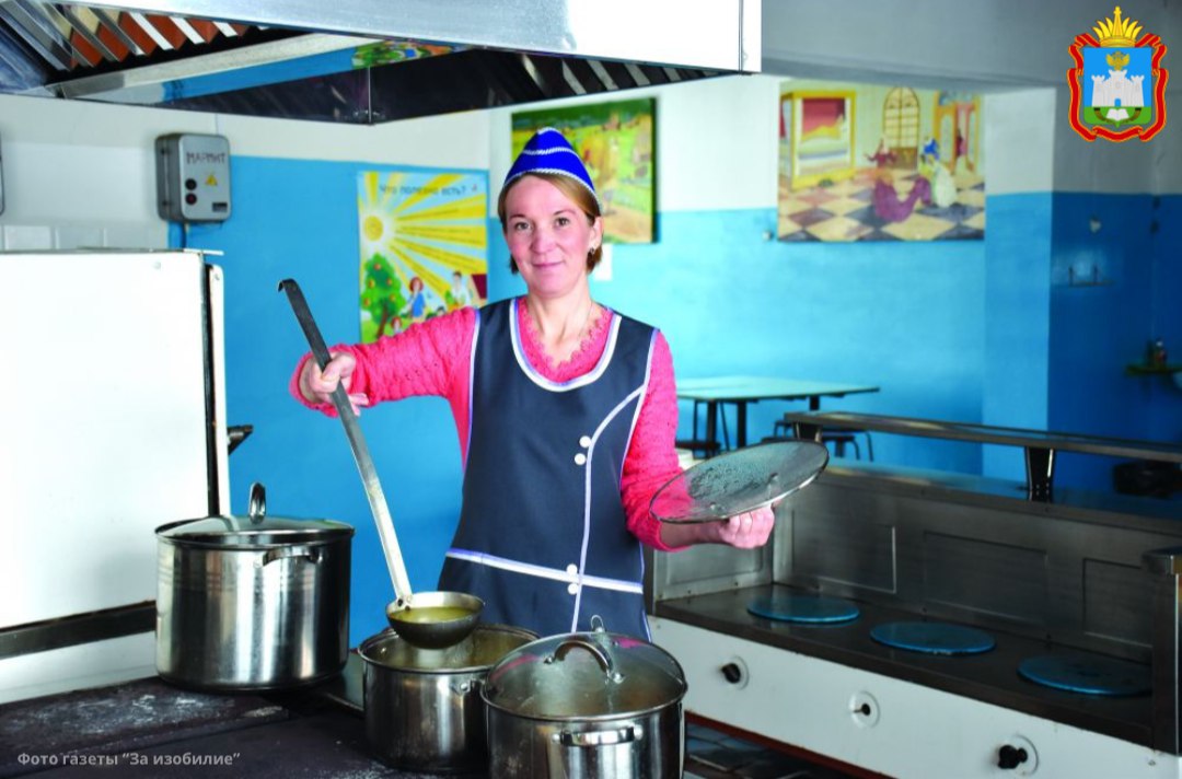 Екатерина Карагодина из Колпнянского района заключила соцконтракт по направлению «Поиск работы» и трудоустроилась поваром в школу, которую когда-то сама окончила