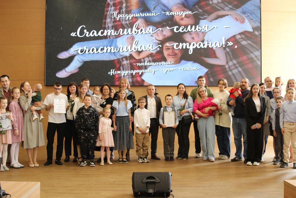 Орловские многодетные семьи наградили медалями