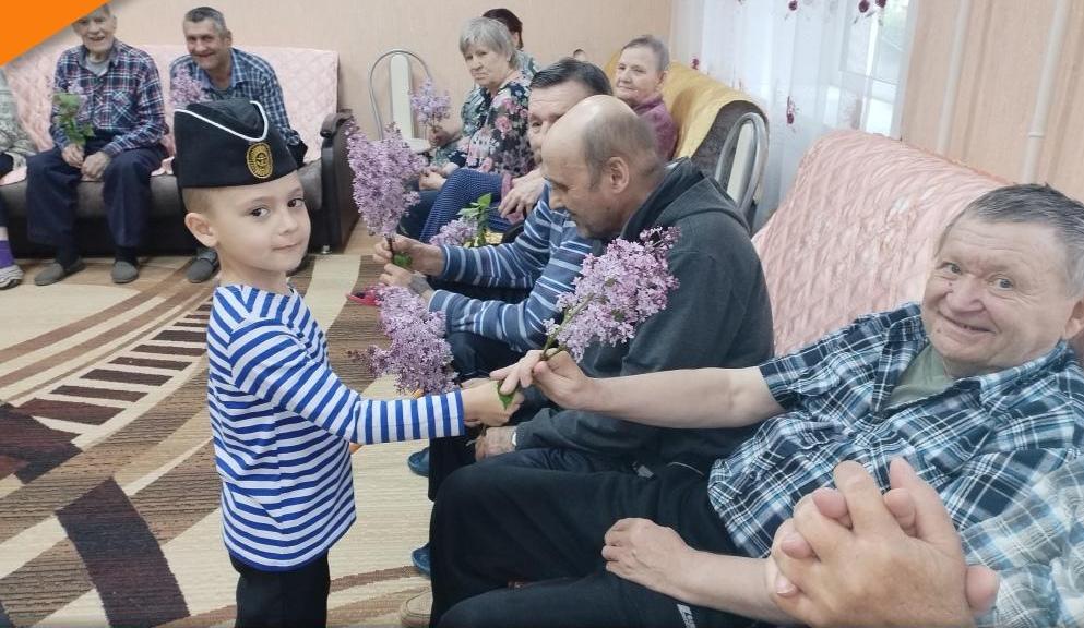 В преддверии Дня Победы получателей услуг отделения «Дом ветеранов» Центра соцобслуживания города Ливны поздравил воспитанник ливенского детского сада №16 Марк Назаретян В преддверии Дня Победы получателей услуг отделения «Дом ветеранов» Центра соцобслуживания города Ливны поздравил воспитанник ливенского детского сада №16 Марк Назаретян
