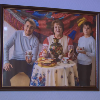 Порой бабушки и дедушки вынуждены заменять родителей