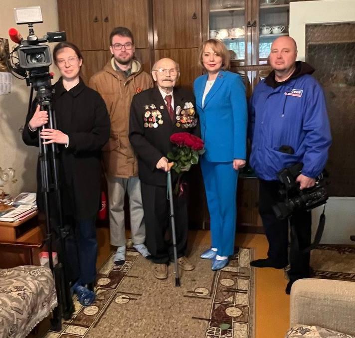 Ирина Гаврилина поздравила Виктора Андреевича Шигина и Николая Кузьмича Казначеева с предстоящим праздником Великой Победы