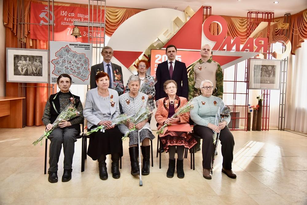 В Орле детей войны отметили юбилейными наградами В Орле детей войны отметили юбилейными наградами