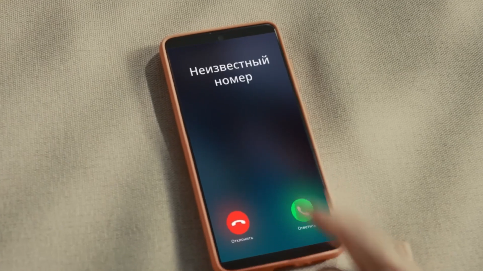 Россияне теряют миллиарды рублей из-за телефонных мошенников Россияне теряют миллиарды рублей из-за телефонных мошенников