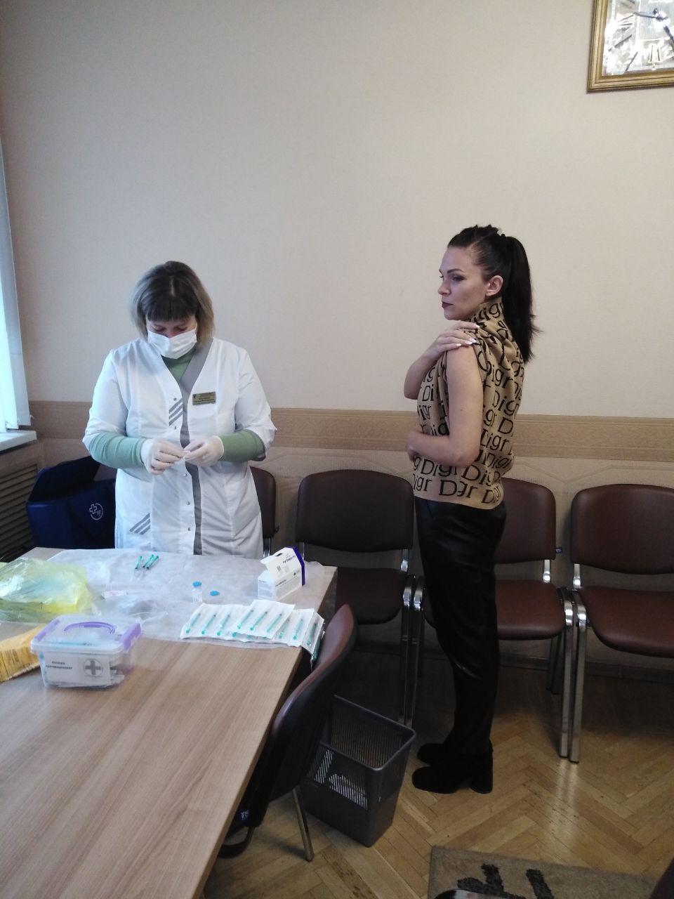 Наш коллектив принимает участие в вакцинации и ревакцинации от новой коронавирусной инфекции