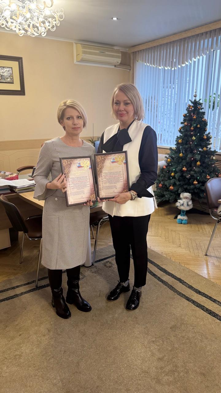 Ирина Гаврилина передала благодарности генеральному директору ООО "Орловская металлобаза" и ООО ЦОБ "Метизкомплект" Агееву Роману Юрьевичу Ирина Гаврилина передала благодарности генеральному директору ООО "Орловская металлобаза" и ООО ЦОБ "Метизкомплект" Агееву Роману Юрьевичу